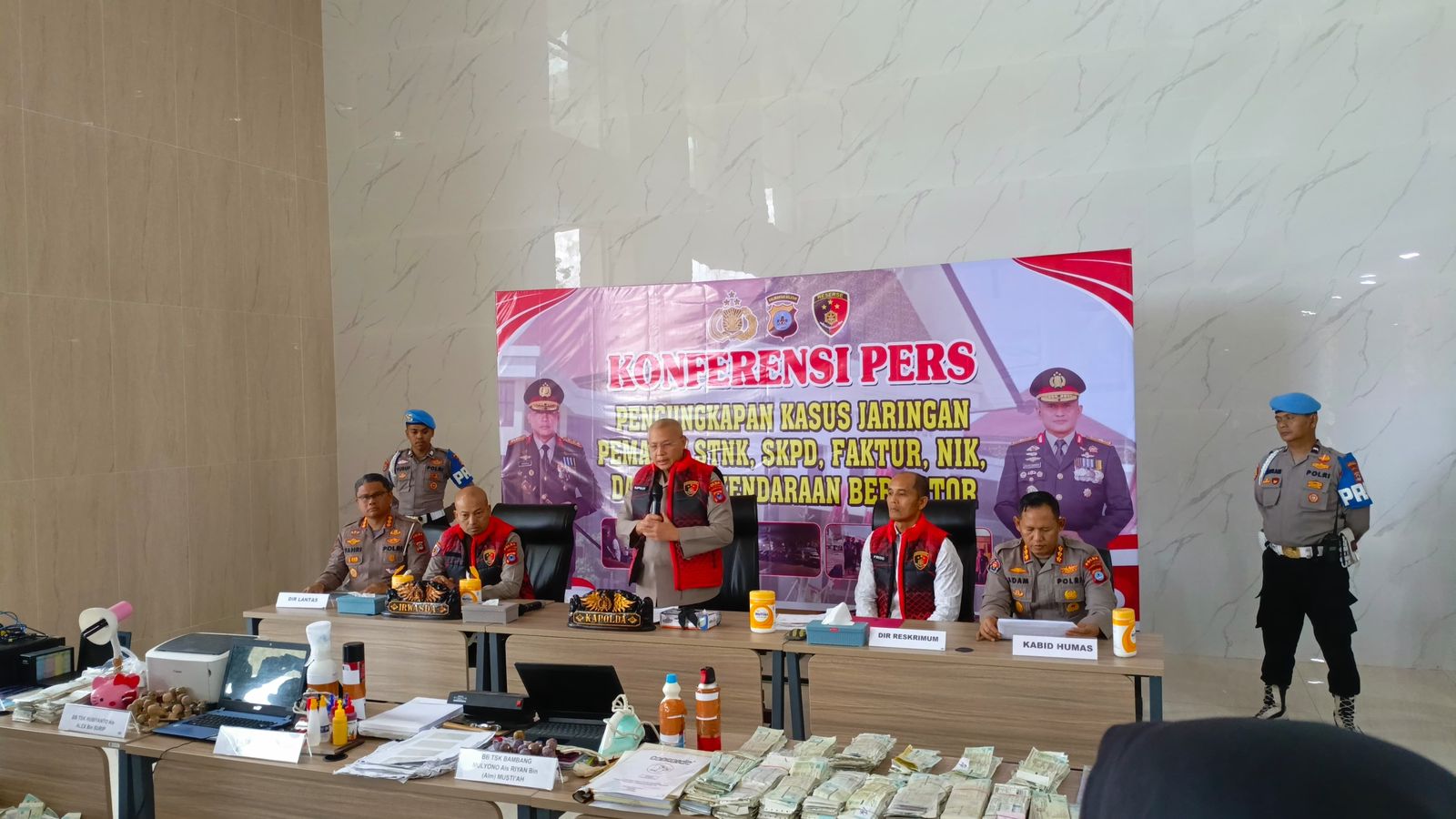 Konfernsi Pers Pengungkapan Kasus Jaringan Pemalsuan STNK, SKPD, FAKTUR, NIK, Dan BPKB Kendaraan Bermotor